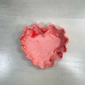 Pink marbled Jesmo heart-shaped decorative tray with scalloped edges
