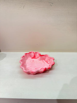 Pink marbled Jesmo heart-shaped decorative tray with scalloped edges